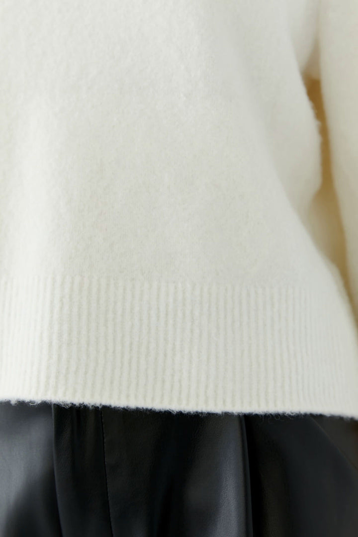 Front view of women’s beige knit sweater Oui with three-quarter sleeves - Valérie Simon