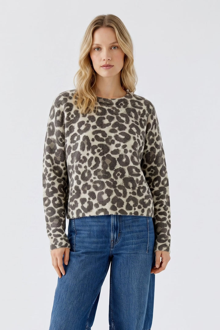 Close-up view of brown leopard-pattern sweater Oui for women - Valérie Simon