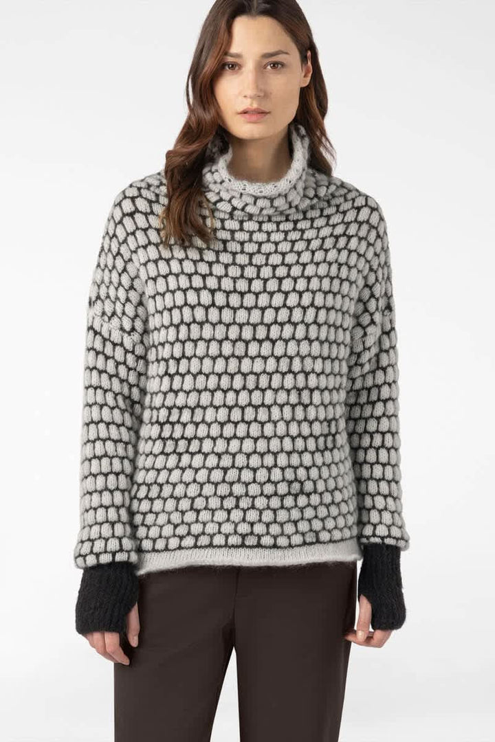 Chandail en tricot texturé à col roulé vue de face pour femme sarah pacini
