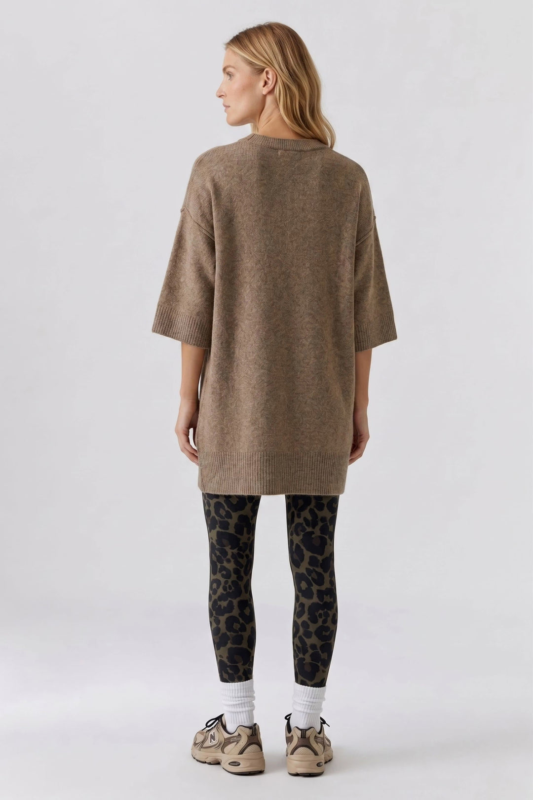 Back view of the long wool sweater Oui in beige with a cable-knit pattern - Valérie Simon
