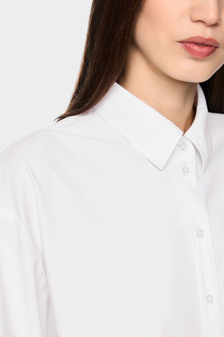 Vue de face chemise classique Marc Cain pour femme blanche avec boutons perlés - Valérie Simon