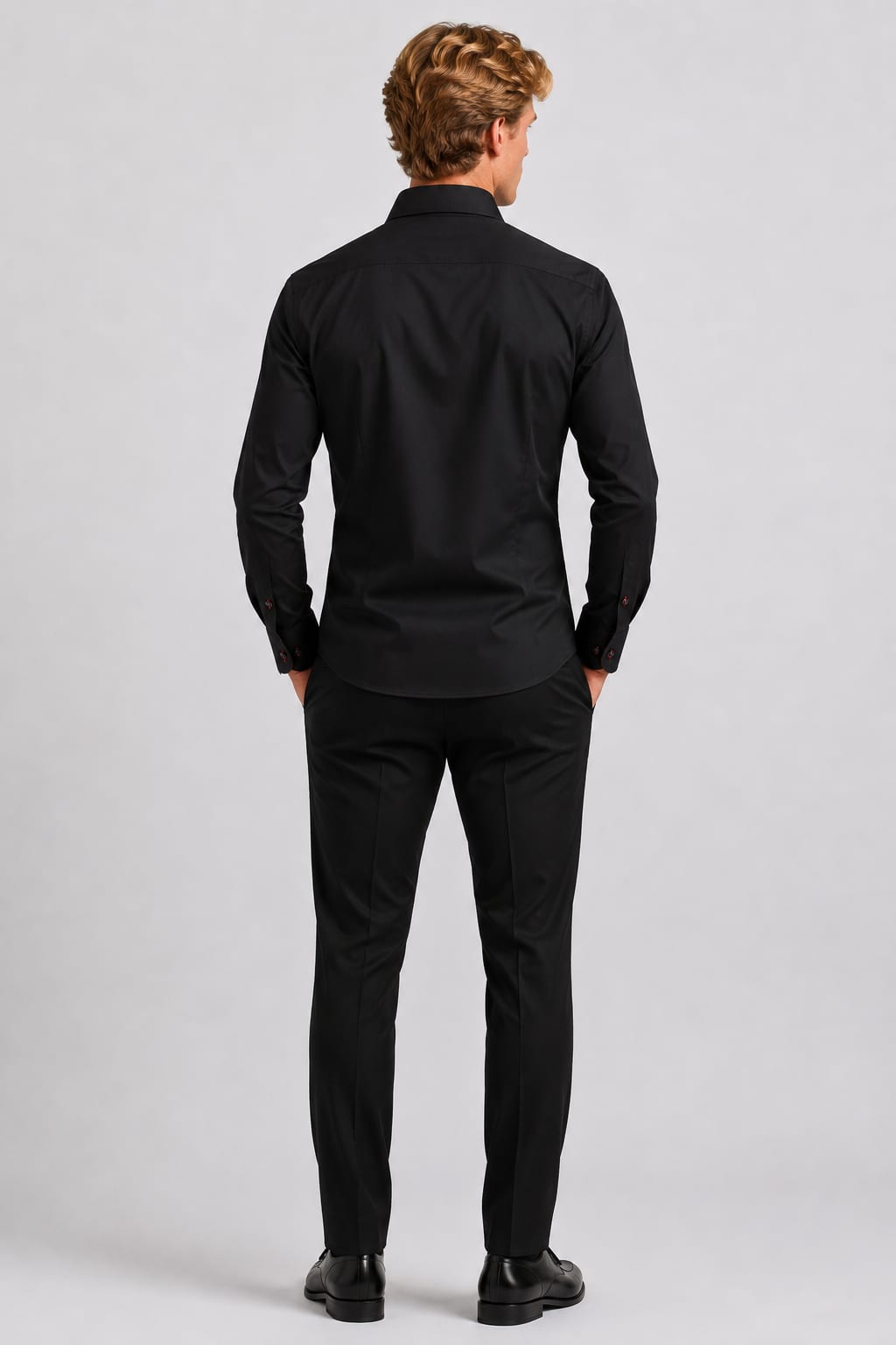 Vue de face chemise sport MR.SMITH pour homme avec détails contrastants noirs et blancs - Valérie Simon