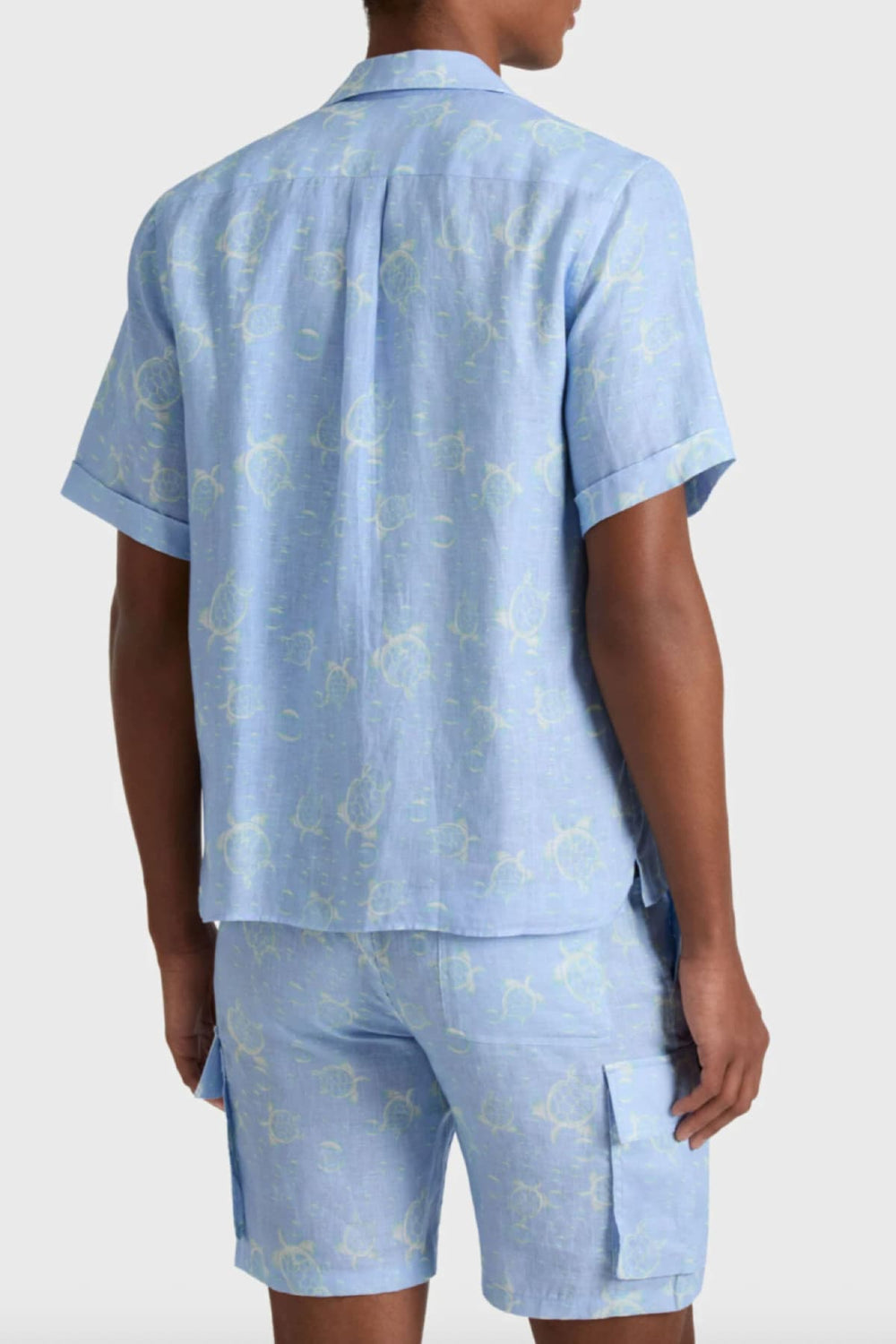 Front view of the Vilebrequin white and blue men's turtle-print shirt - Valérie Simon