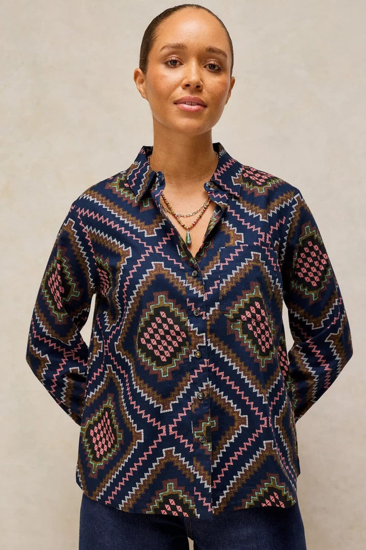 Chemise Libby à imprimé géométrique avec col vue de face pour femme White Stuff