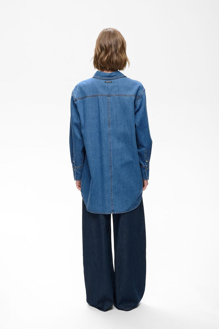 Front view of blue women&