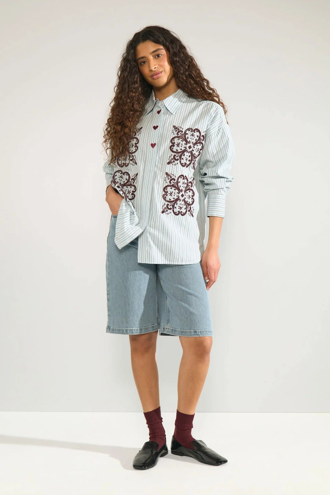 Chemise rayée avec broderies vue de face pour femme Numph