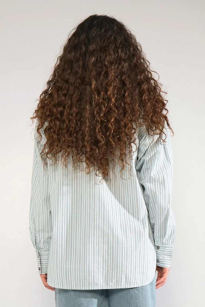 Chemise rayée avec broderies vue de face pour femme Numph
