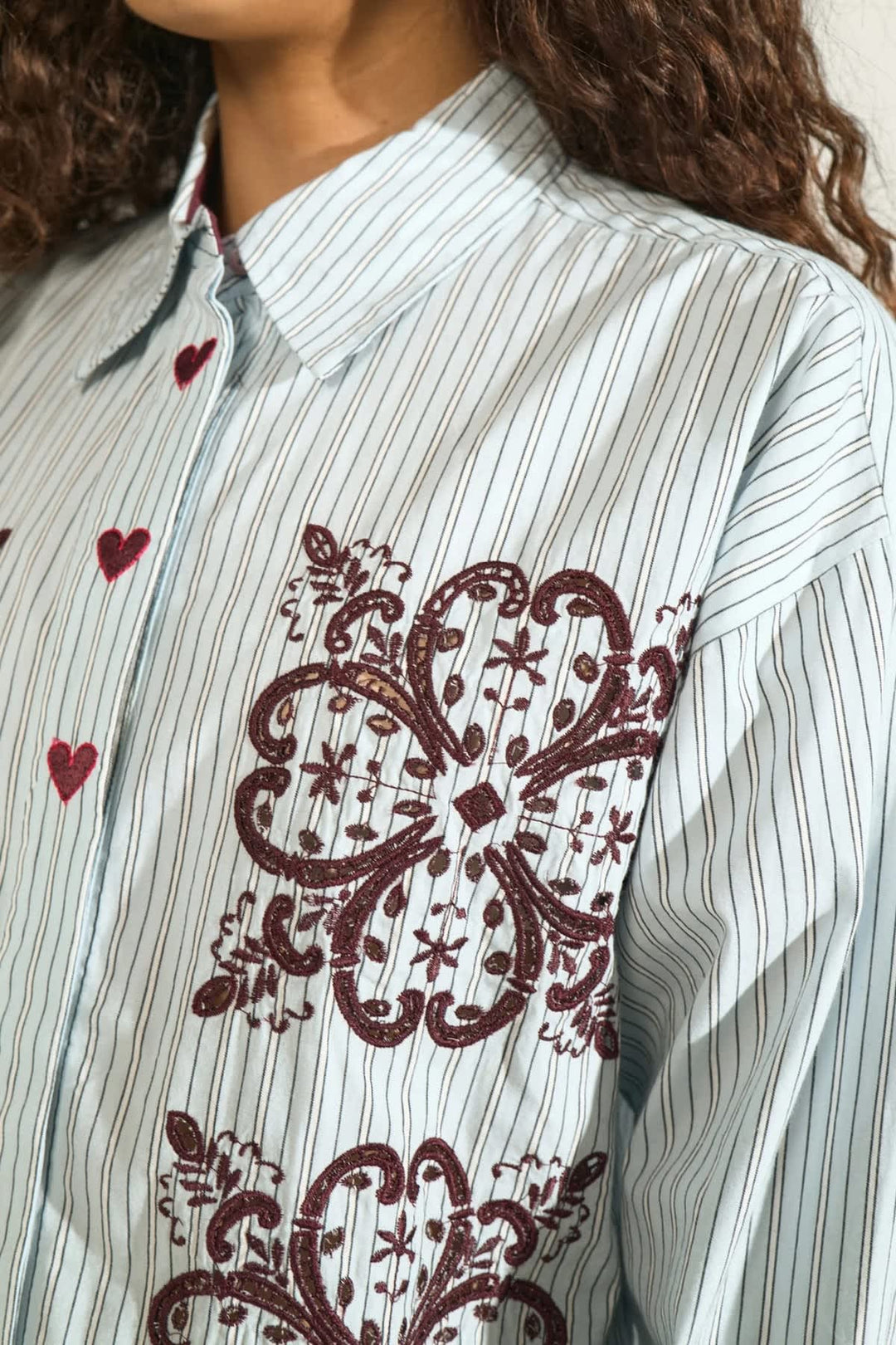 Chemise rayée avec broderies pour femme Numph