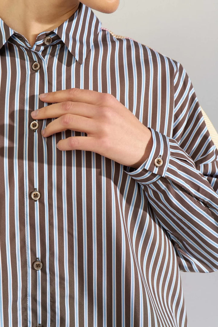 Chemise rayée vue de face pour femme Numph