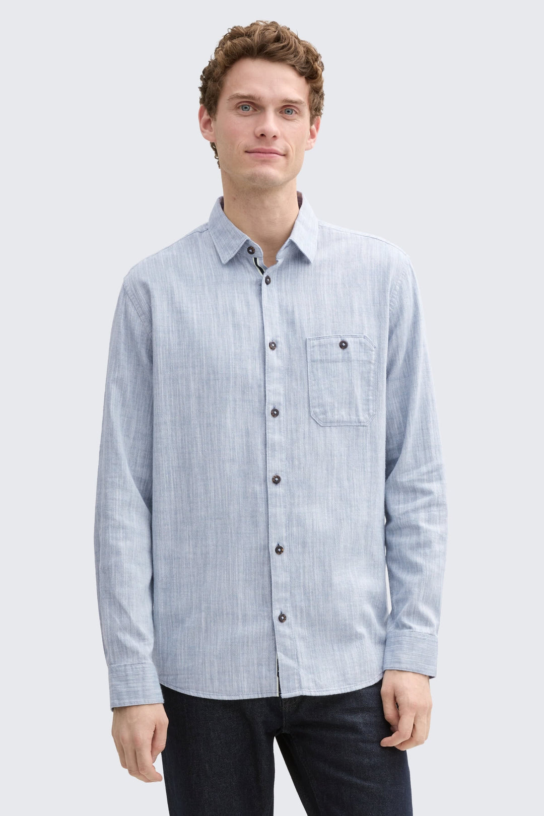 Vue de détail chemise sport Tom Tailor homme bleu avec boutons pearlescents - Valérie Simon