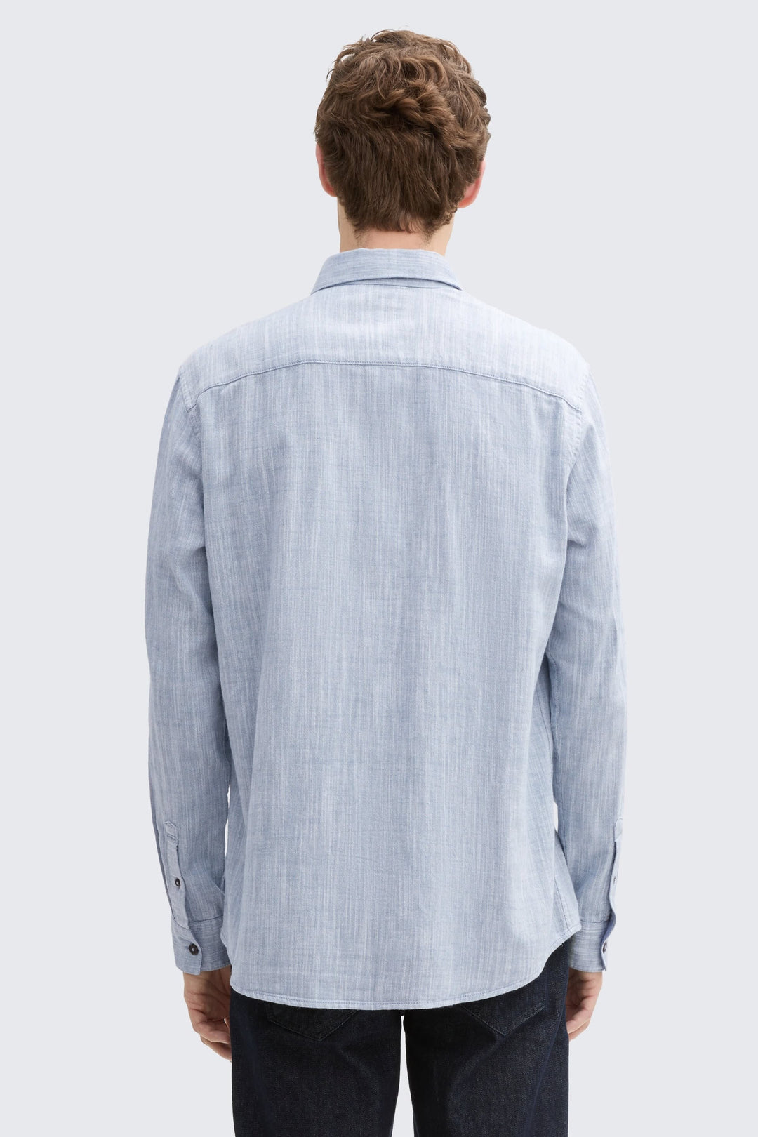 Vue de face chemise sport effet chambray Tom Tailor pour homme bleue avec détails boutons blancs - Valérie Simon