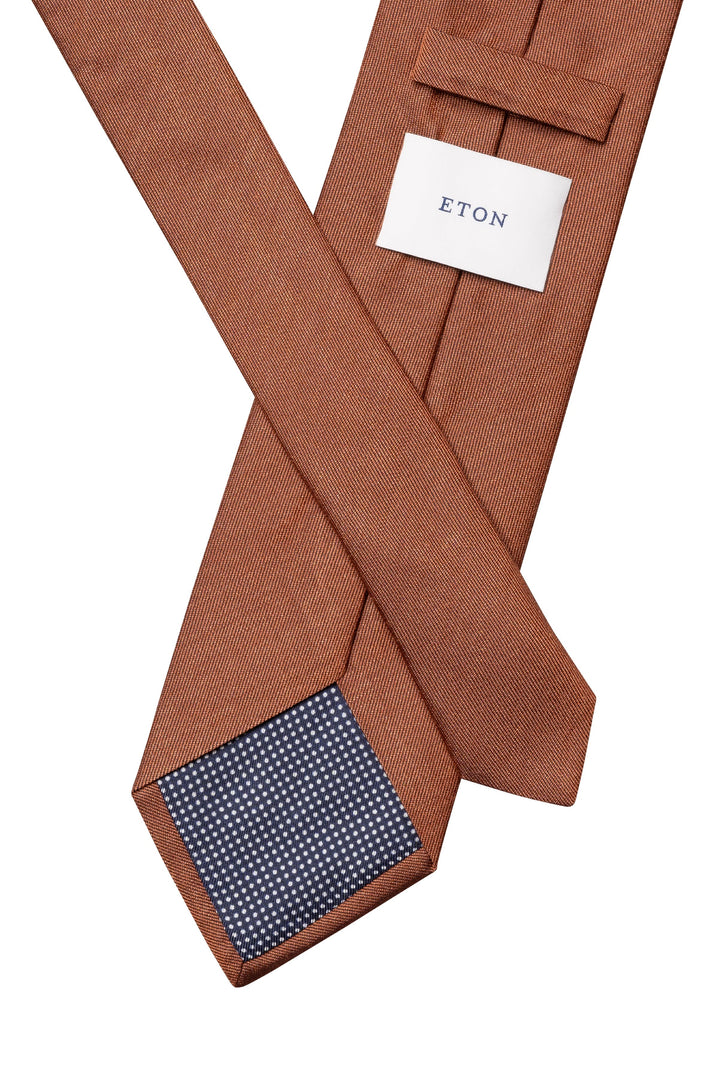 Vue de côté cravate en soie unie Eton pour homme rouge - Valérie Simon