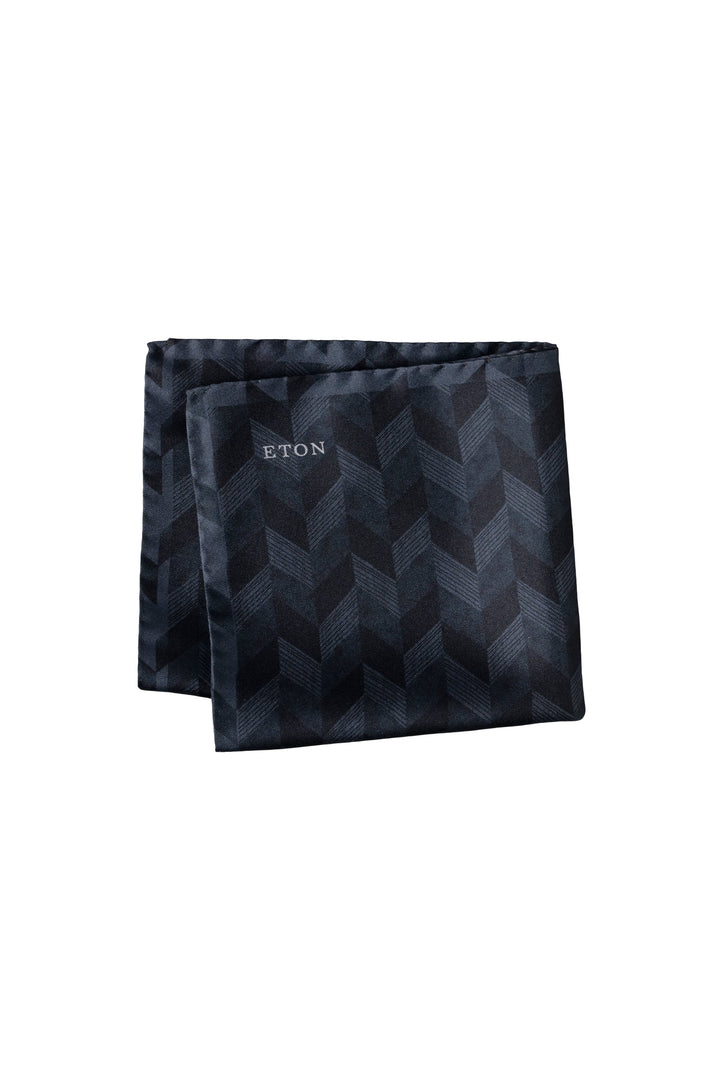 Vue détaillée foulard chevrons Eton en soie pour homme, bleu et blanc - Valérie Simon