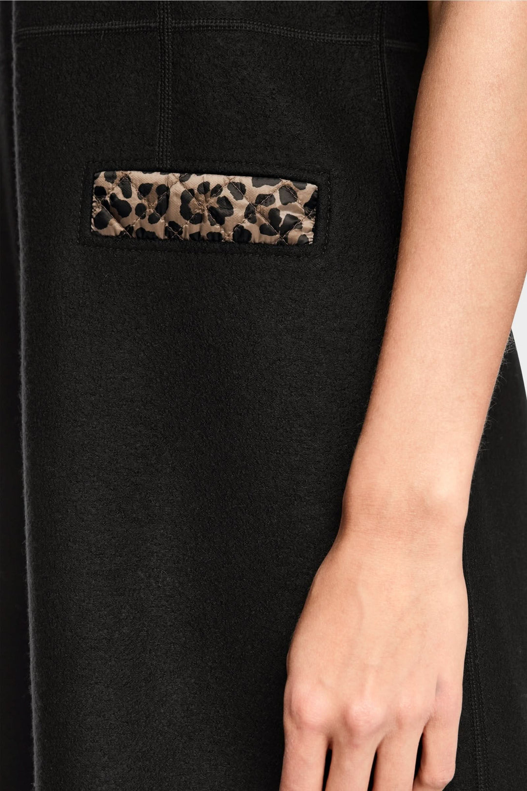 Détail léopard sur poche de robe sans manches chic et contemporaine, coupe évasée pour silhouette et confort optimal.