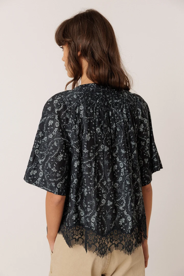 Blouse imprimée à finition en dentelle