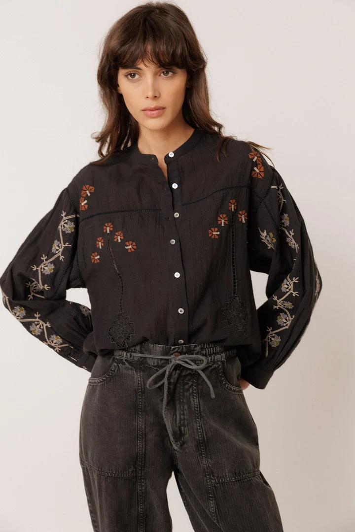 Blouse brodée à manches longues