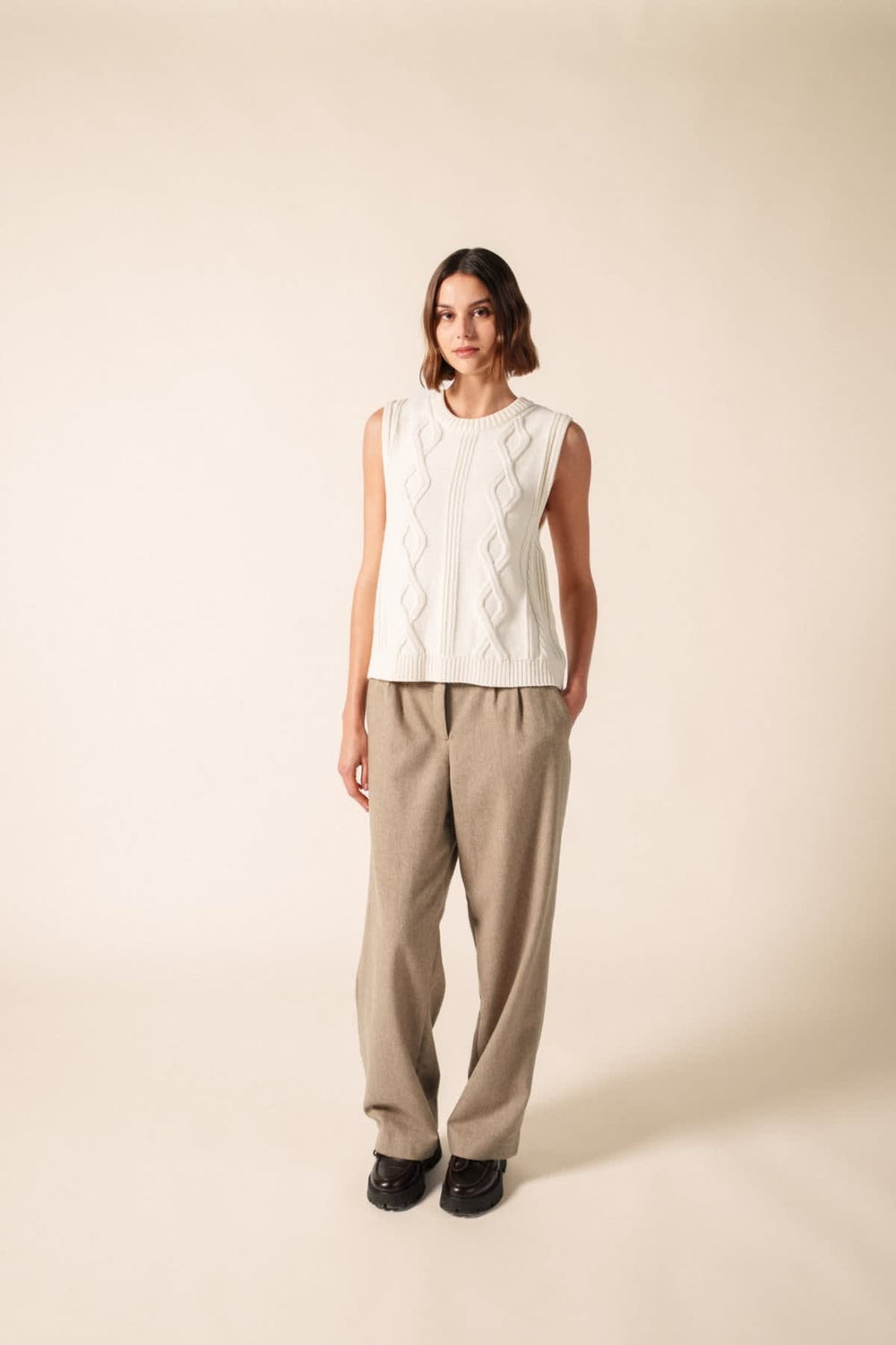 Vue de face veste sans manches VAL D'AZUN rouge avec rayures blanches Saint James pour femme - Valérie Simon
