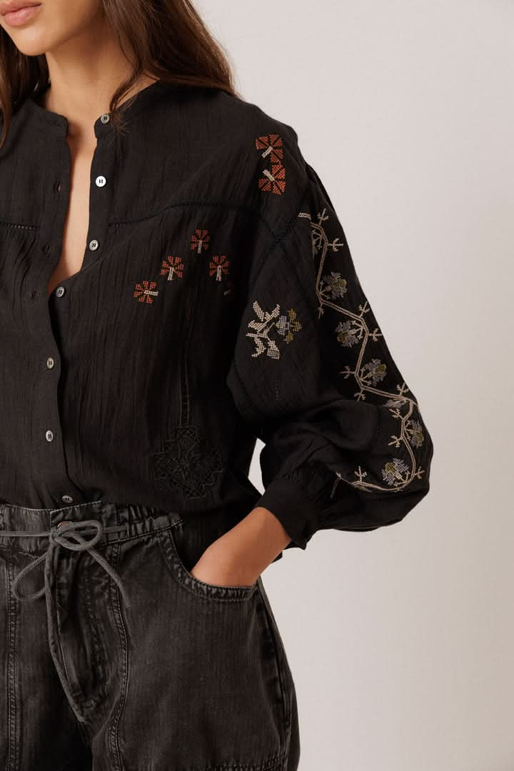 Blouse brodée à manches longues