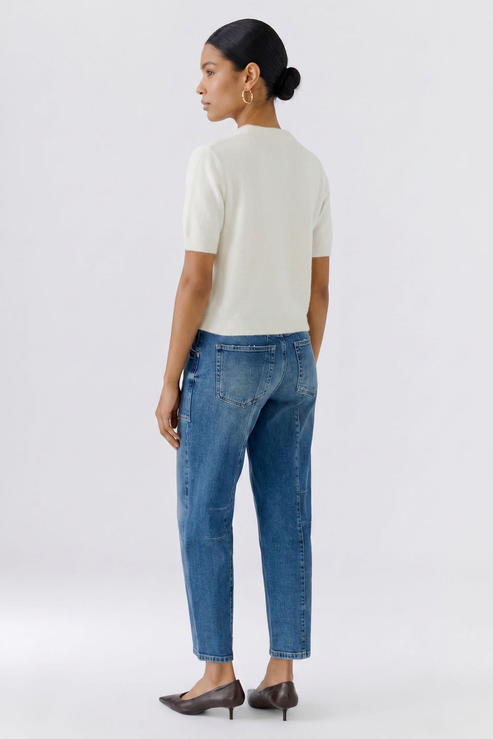 Women's tapered-leg jeans with patch pockets, front view Oui
