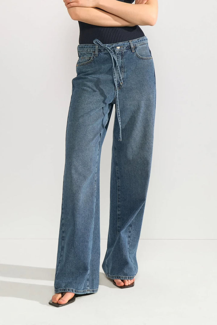 Jean à jambe large avec ceinture à nouer vue de face pour femme Numph