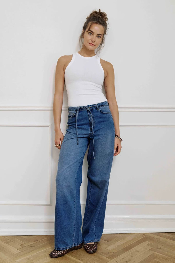 Jean bleu à jambe large avec ceinture à nouer vue de face pour femme Numph