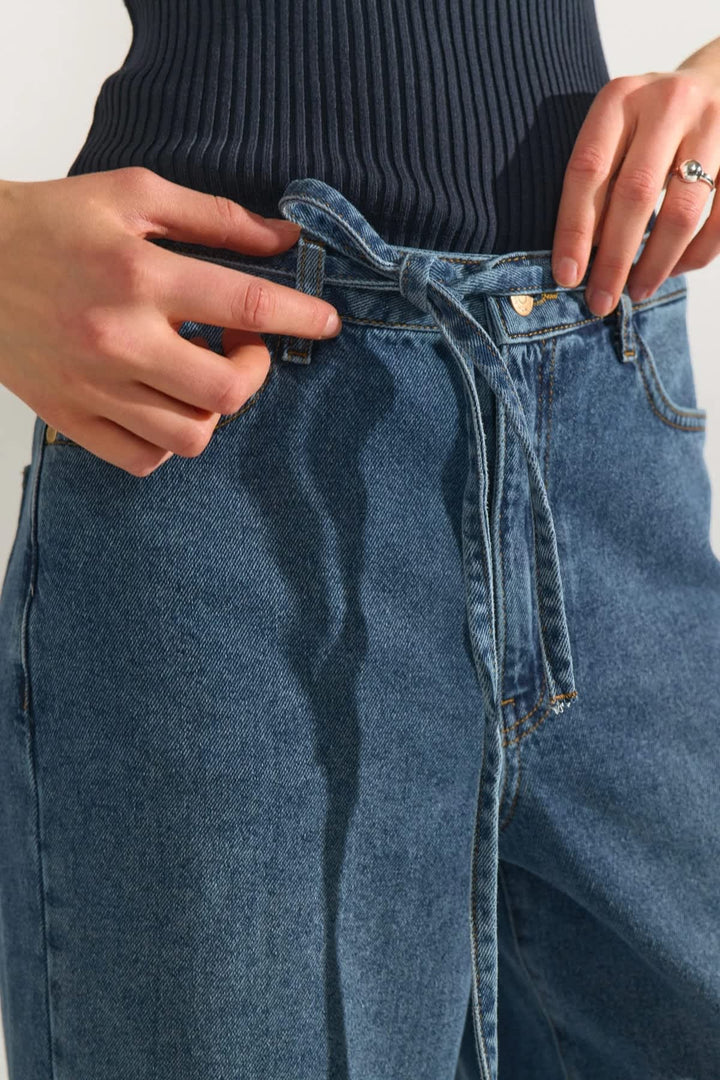 Jean à jambe large avec ceinture à nouer vue de face pour femme Numph