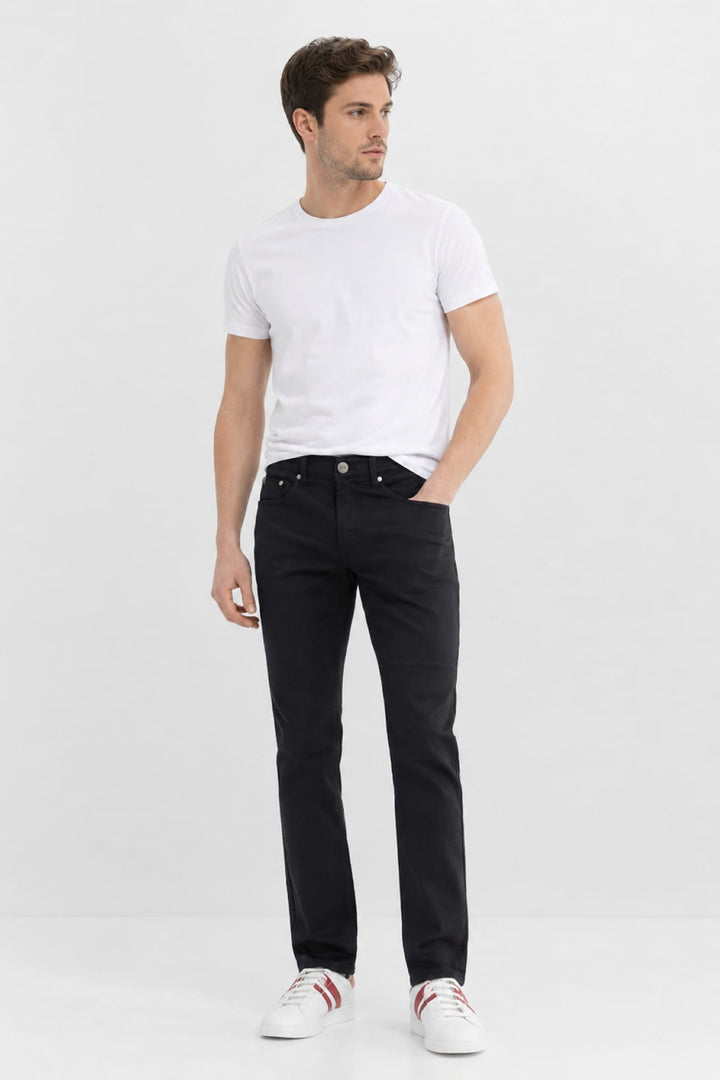 Vue latérale jean cinq poches homme noir avec surpiqûres blanches Black Bull - Valérie Simon