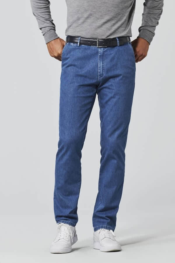 Side view of the modern black Meyer Oslo jeans Fit for men with detailed pockets - Valérie Simon