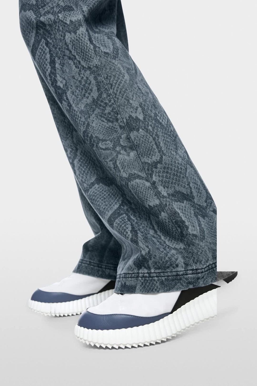 Vue de côté jean Marc Cain pour femme bleu avec surpiqûres contrastées - Valérie Simon