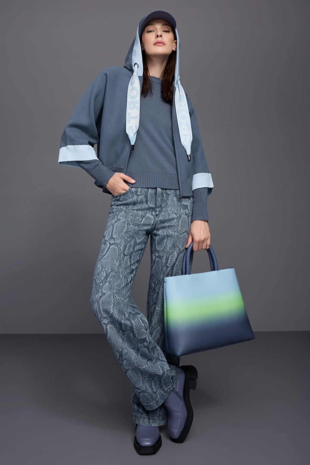 Vue de face jean Marc Cain femme bleu avec détails coutures Valérie Simon