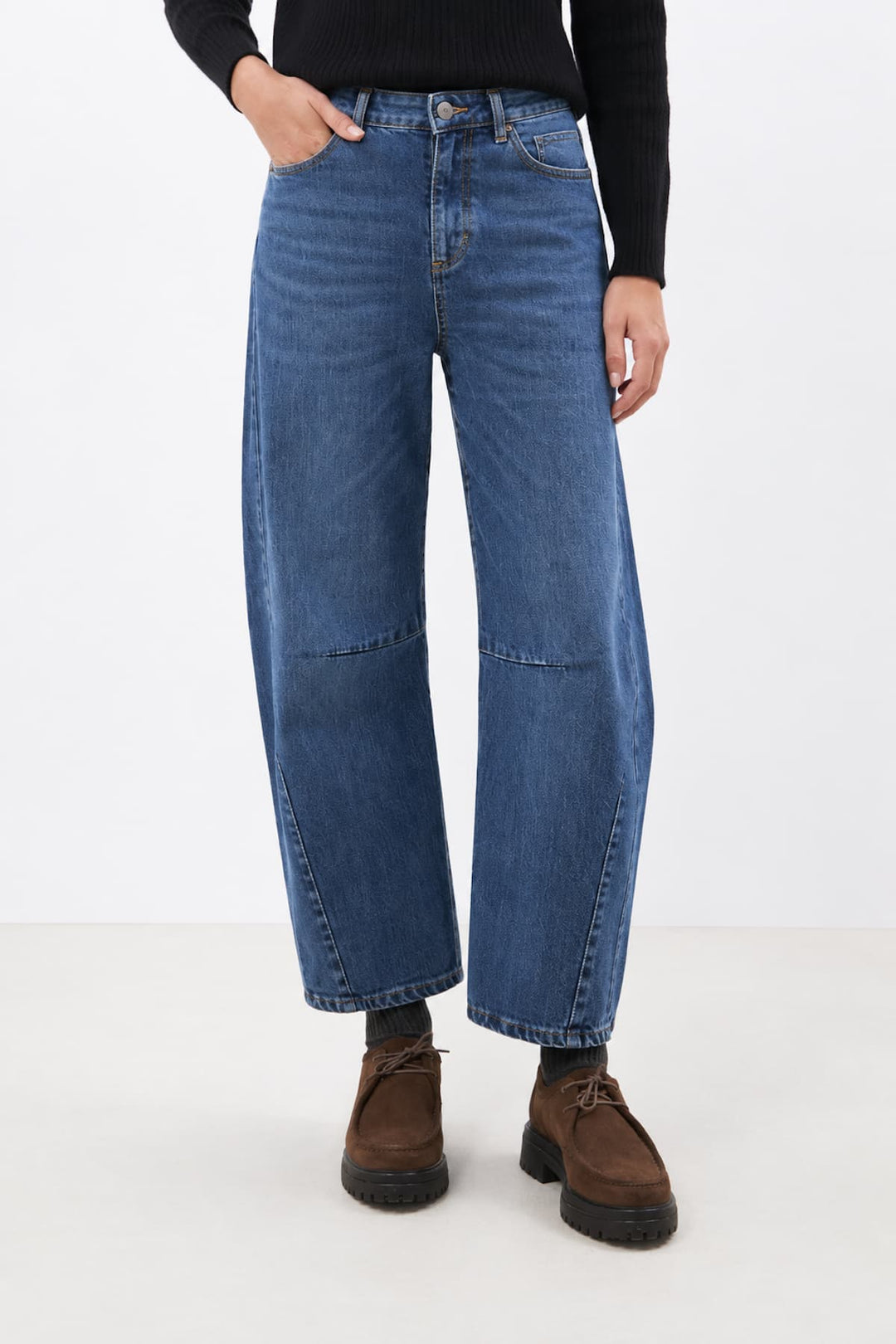 Jeans barrel bleu à taille haute vue de face pour femme Humility