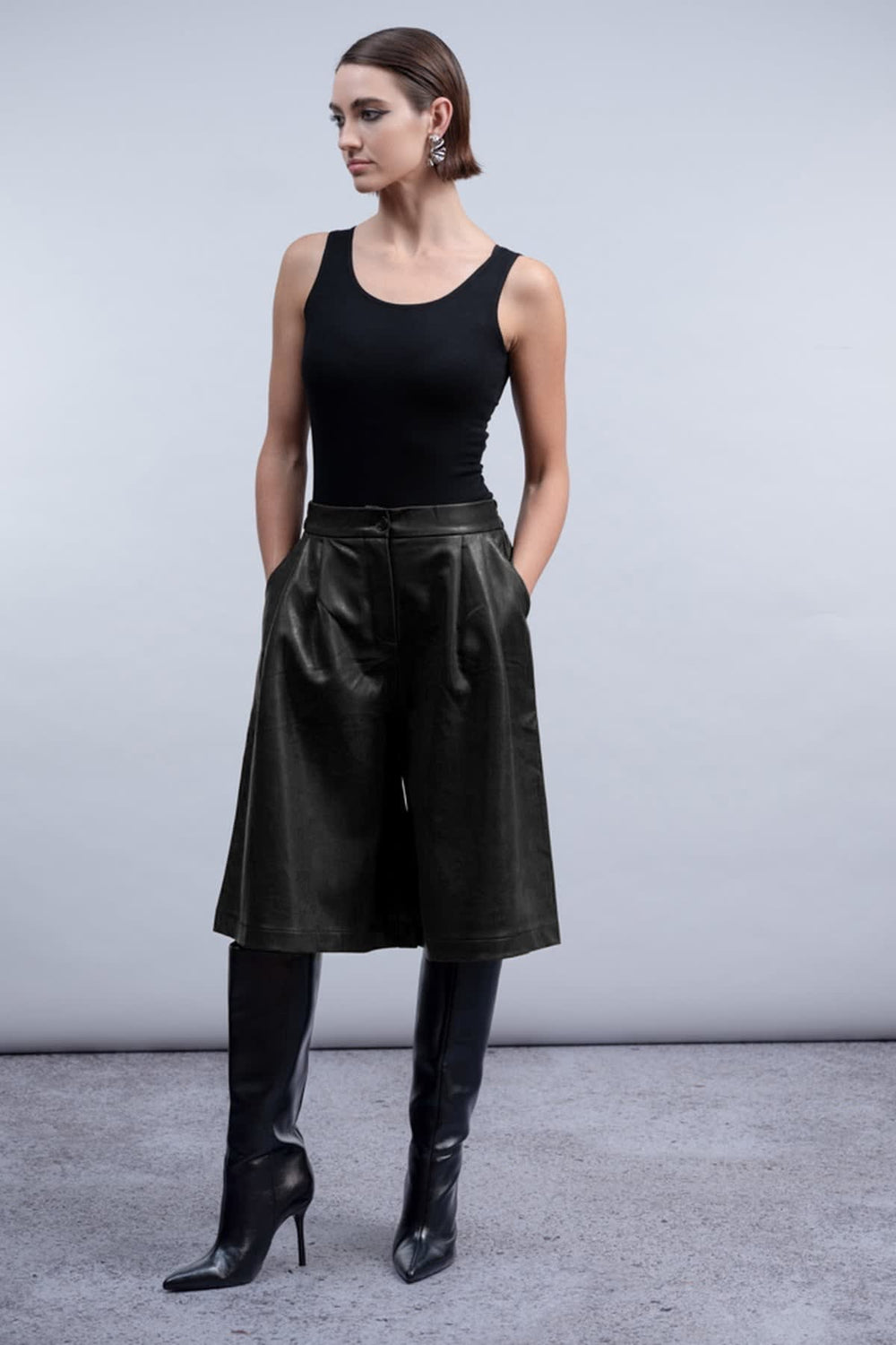 Vue de côté jupe-culotte similicuir noir Haako pour femme avec fermeture éclair visible - Valérie Simon