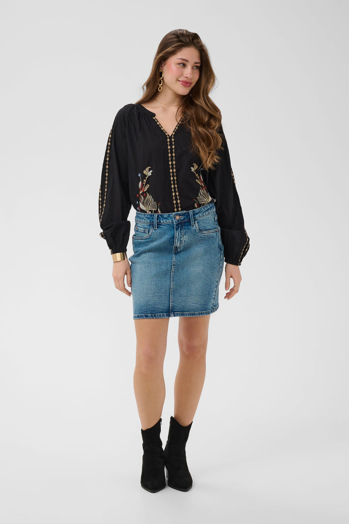 Vue de face jupe courte en denim Cream bleu avec ceinture visible - Valérie Simon