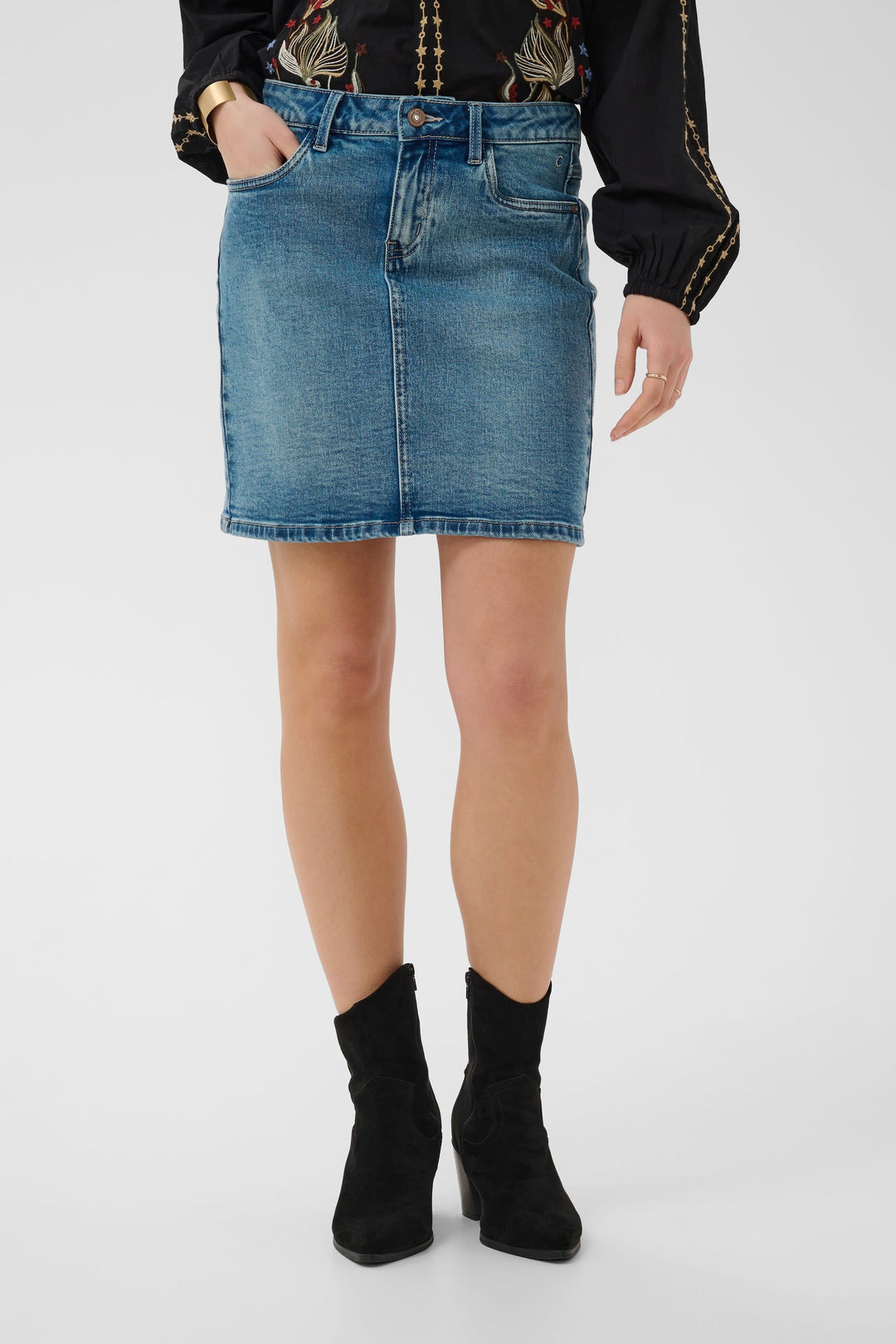 Vue de côté jupe courte en denim bleu Cream pour femme avec surpiqûres apparentes - Valérie Simon