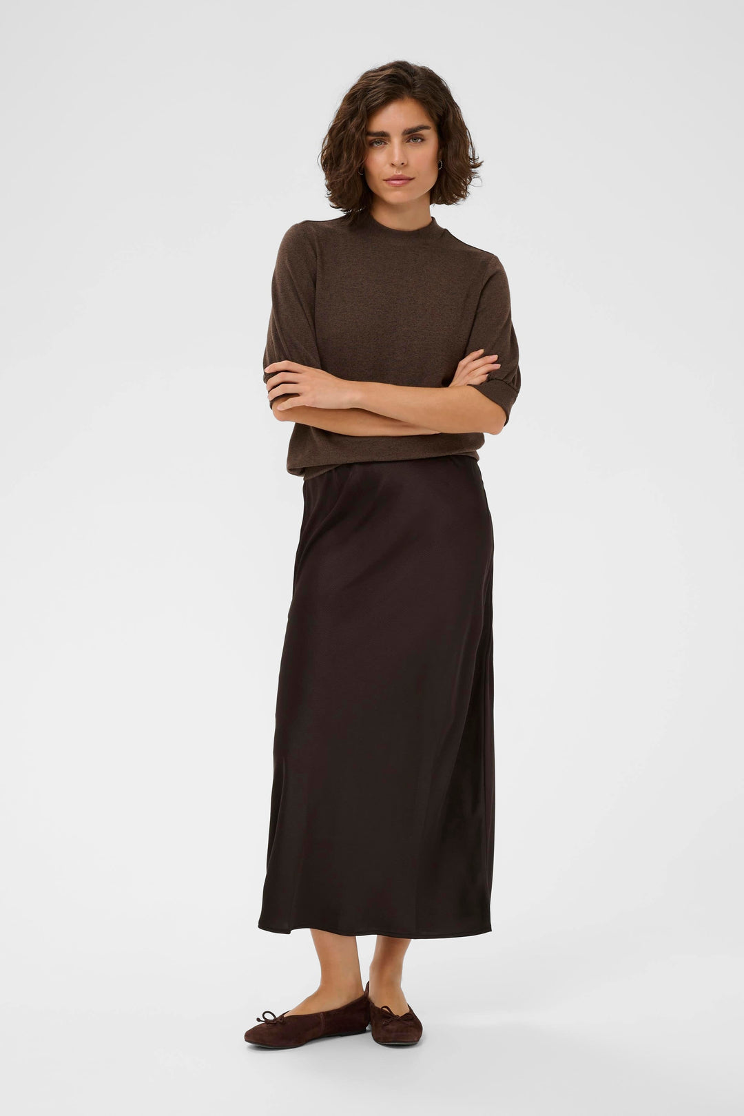 Side view of a long, textured Kaffe skirt for women in beige with an elastic waistband - Valérie Simon