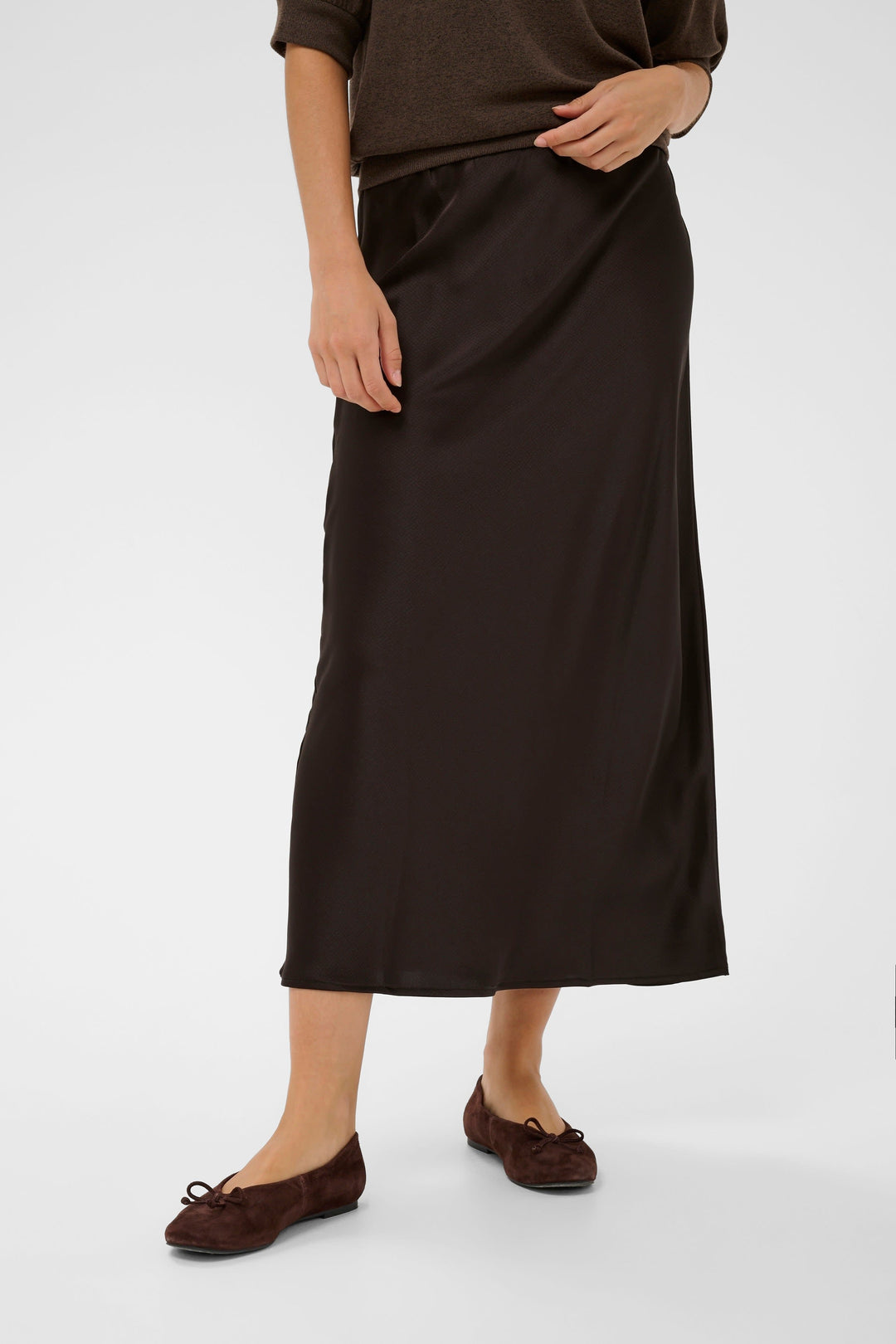 Side view of a long, flowing, textured beige Kaffe skirt for women - Valérie Simon