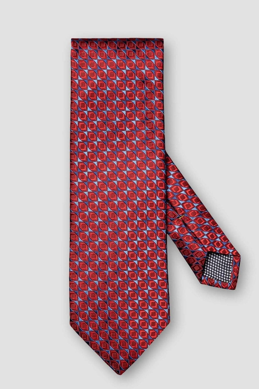 Cravate de soie Eton avec motif géométrique rouge et bleu, élégante pour les tenues formelles.
