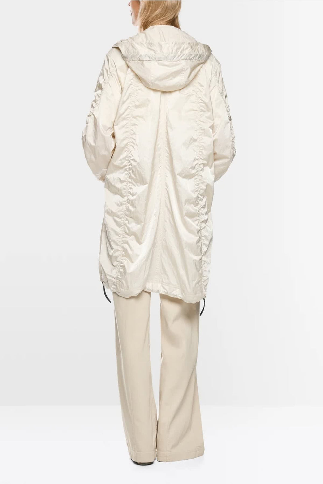 Vue de côté manteau coupe-vent Marc Cain pour femme noir avec capuchon ajusté - Valérie Simon