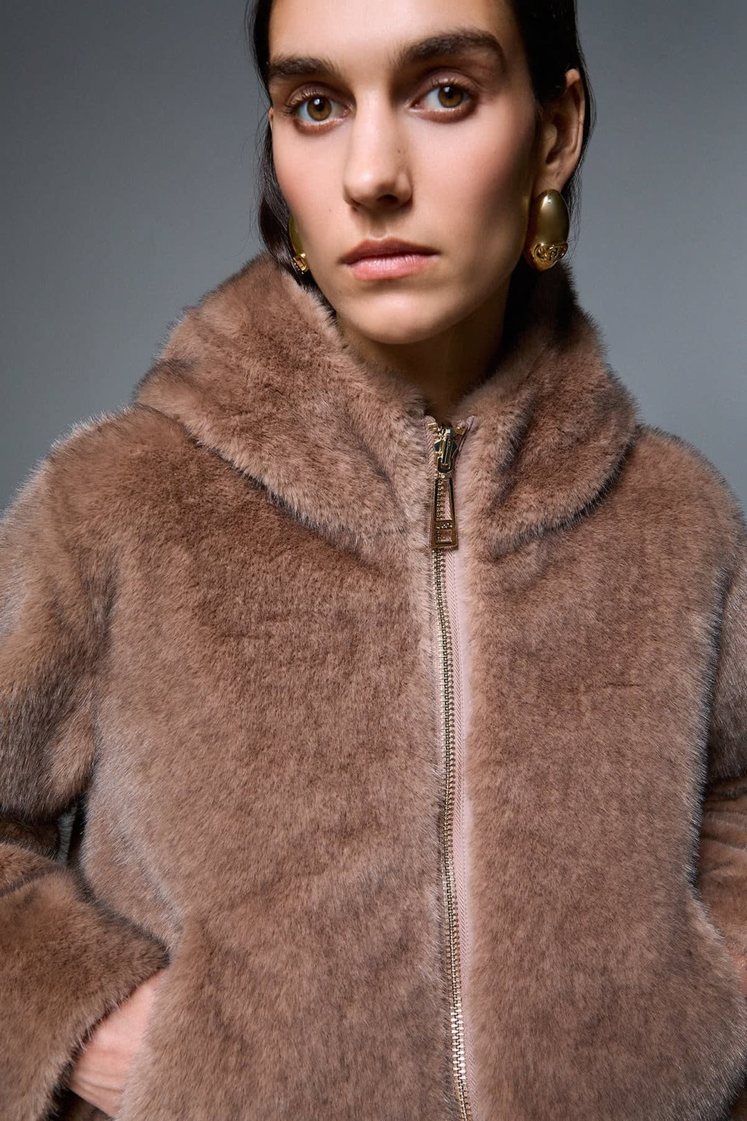 Manteau court effet fourrure à capuchon vue de face pour femme liujo