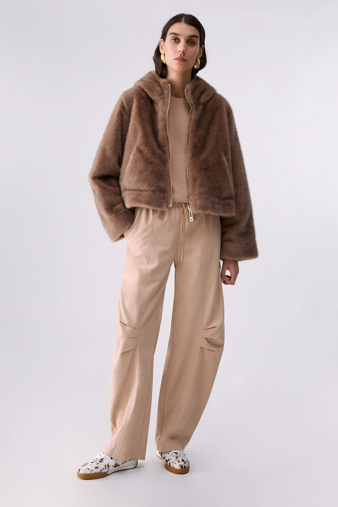 Manteau court effet fourrure à capuchon vue de face pour femme liujo