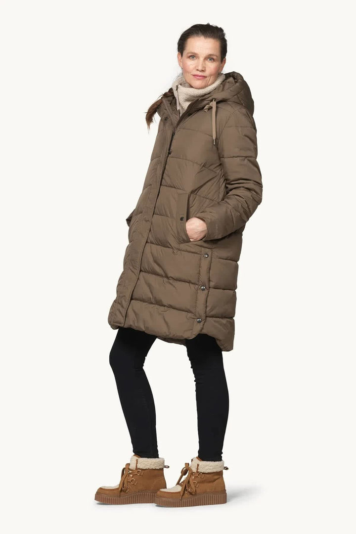 Manteau d’hiver matelassé long à capuchon vue de face pour femme Ilse Jacobsen