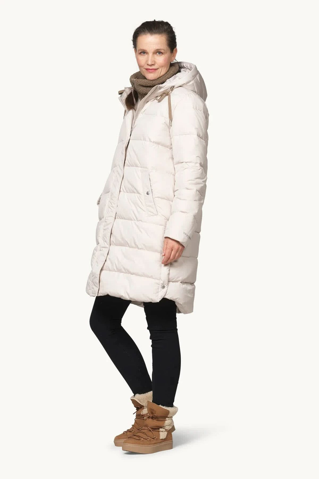 Manteau d’hiver matelassé long à capuchon vue de face pour femme Ilse Jacobsen