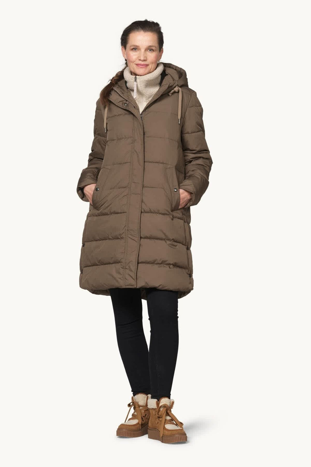 Manteau d’hiver long matelassé à capuchon vue de face pour femme Ilse Jacobsen