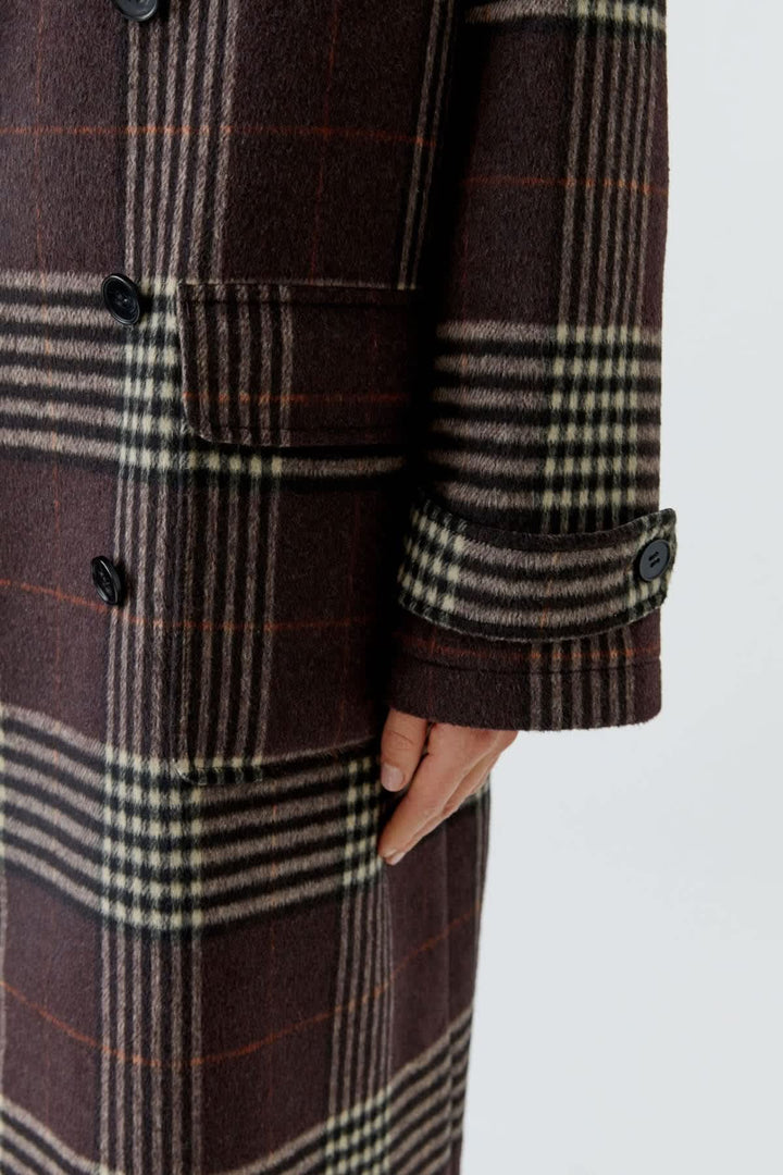Manteau long à carreaux vue de face pour femme Oui