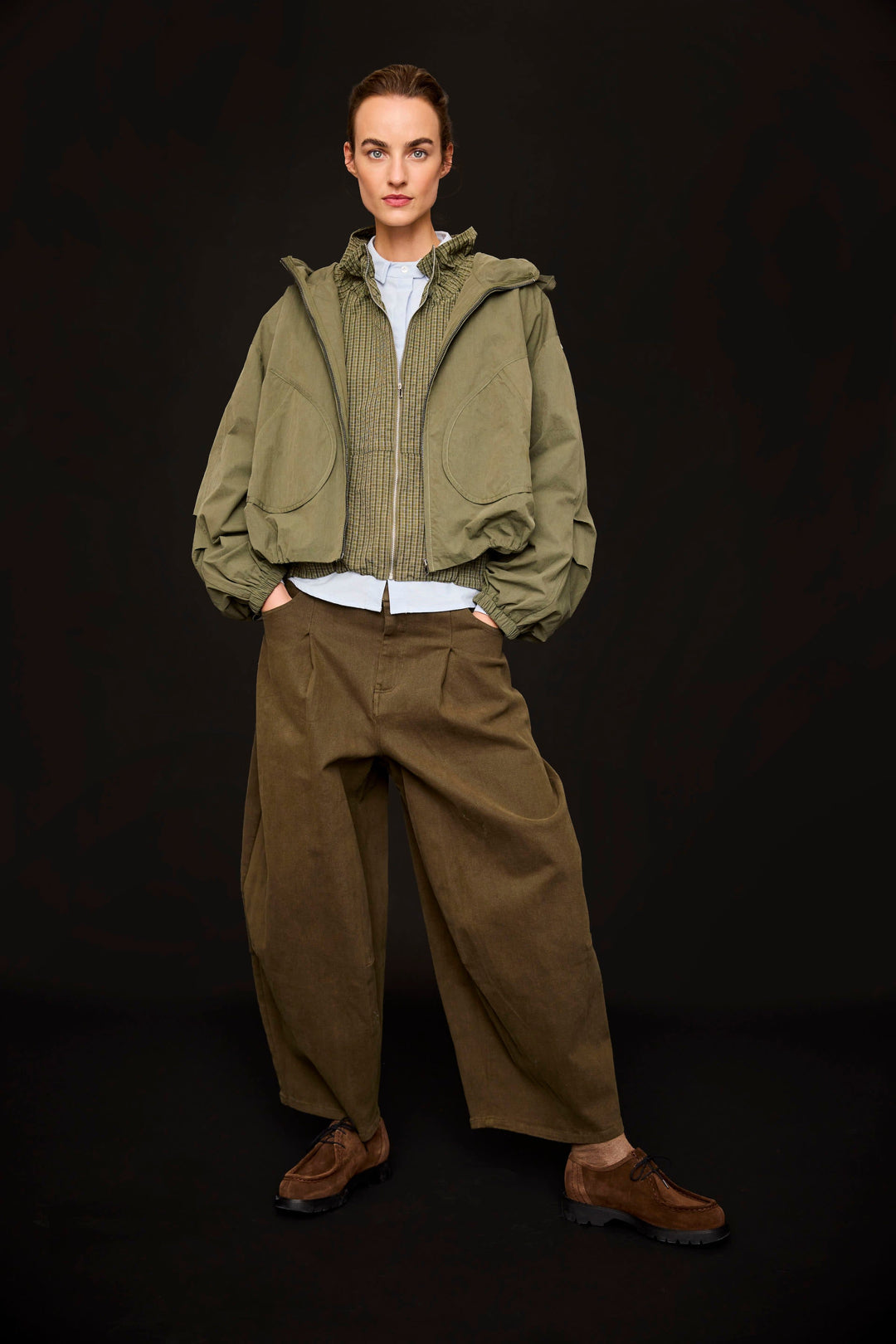 Front view of the JC SOPHIE Paddy short hooded coat in olive green with belt and pocket details - Valérie Simon