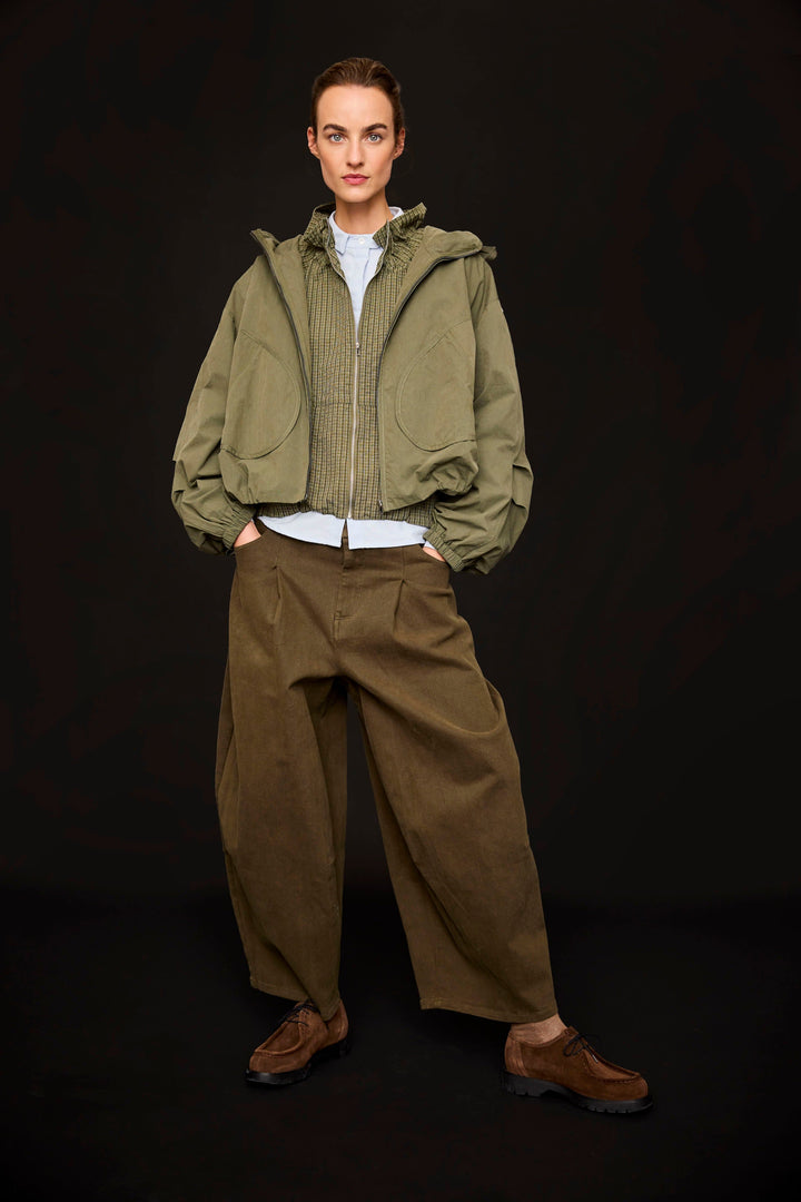 Front view of the JC SOPHIE Paddy short hooded coat in olive green with belt and pocket details - Valérie Simon