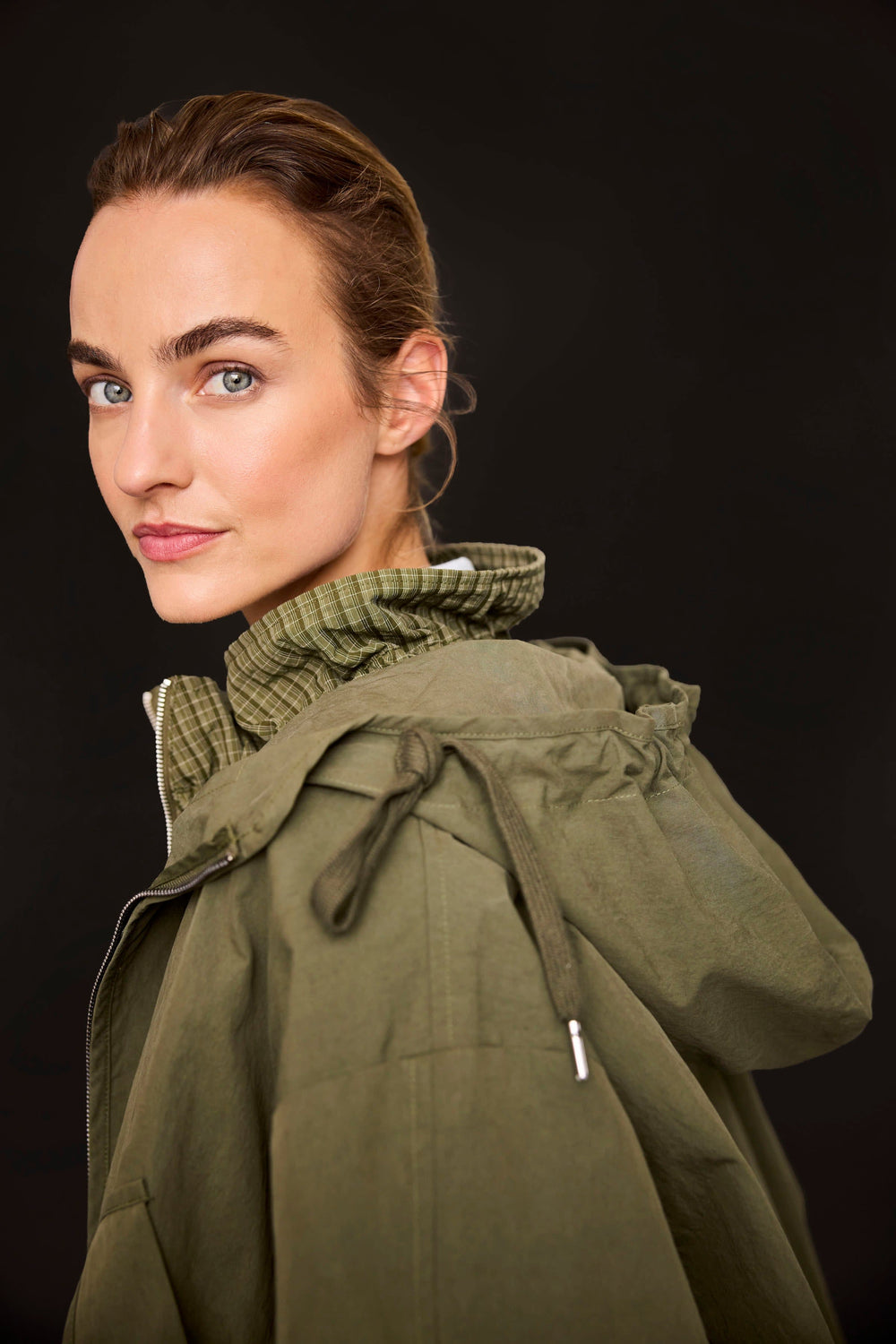 Front view of the JC SOPHIE Paddy short hooded coat for women in grey with pockets and hood - Valérie Simon