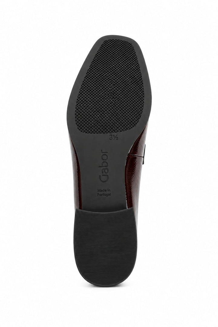 Mocassins vernis à petit talon vue de face pour femme Gabor