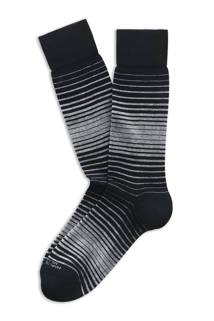 Bas rayures en maille douce, motif à rayures dégradées, style moderne pour tenues professionnelles et décontractées.