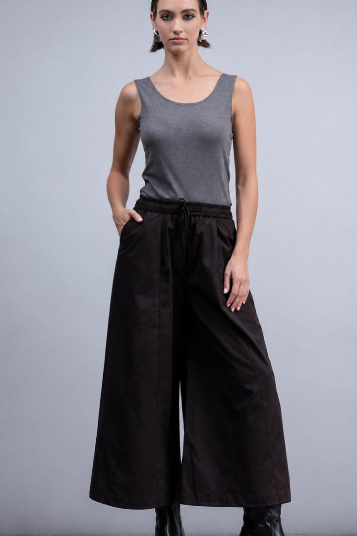 Vue de côté pantalon à jambe large Haako femme beige avec plis - Valérie Simon